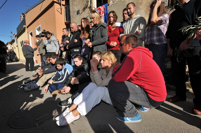 Zadar, 081112
Unatoc brojnim prosvjedima danas oko je oko 10h iz stana u zadarskoj cetvrti Arbanasi delozirana obitelj Vukic. Ulaz su svojim tijelima blokirali clanovi obitelji te njihovi prijatelji koje je policija bez otpora za ruke i noge odnijela u po Zadar, 081112
Unatoc brojnim prosvjedima danas oko je oko 10h iz stana u zadarskoj cetvrti Arbanasi delozirana obitelj Vukic. Ulaz su svojim tijelima blokirali clanovi obitelji te njihovi prijatelji koje je policija bez otpora za ruke i noge odnijela u po