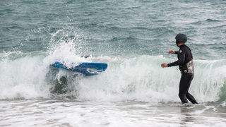 Južina nekima donosi glavobolju, surferima i kajterima je prava radost. Tako je bilo i jučer. Na biogradskoj plaži Dražica okupilo se dvadesetak ljubitelja vjetra, većina iz kiteboarding kluba Badevana-surf iz Zagreba. Iako su po meteorološkoj prognozi oč