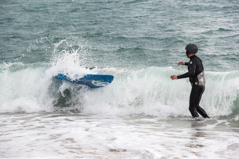 Južina nekima donosi glavobolju, surferima i kajterima je prava radost. Tako je bilo i jučer. Na biogradskoj plaži Dražica okupilo se dvadesetak ljubitelja vjetra, većina iz kiteboarding kluba Badevana-surf iz Zagreba. Iako su po meteorološkoj prognozi oč