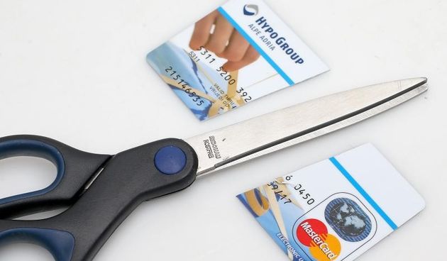Rezanje kreditne kartice, rezanje troskova. Photo: Igor Kralj/PIXSELL