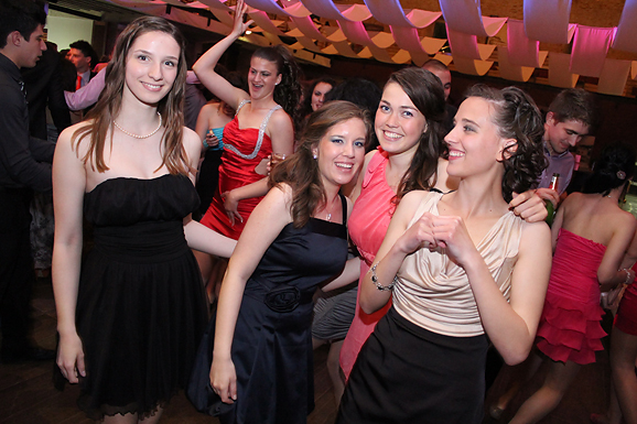 Maturalna večer Gimnazije Vladimira Nazora (foto:Saša Čuka) Maturalna večer Gimnazije Vladimira Nazora (foto:Saša Čuka)