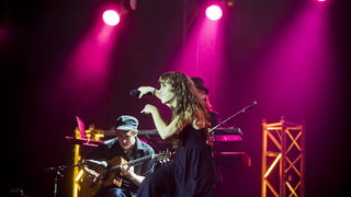 Zagreb, 030612.
Francuska pjevacica Zaz, pravog imena Isabelle Geffroy, kojoj je planetarnu slavu donio singl Je veux, odrzala je veceras koncert pred prepunom dvoranom Doma sportova.
Foto: Neja Markicevic / CROPIX