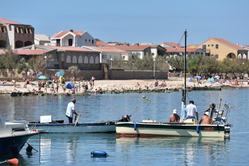Ražančani saniraju štete nakon orkanske bure. Photo: Dino Stanin/PIXSELL