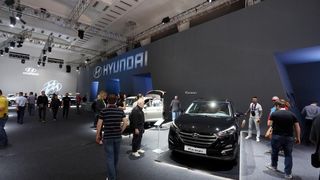 Posjetitelji razgledavaju modele automobila na Zagreb Auto Showu  koji se održava na zagrebačkom Velesajmu.  Photo: Borna Filić/PIXSELL