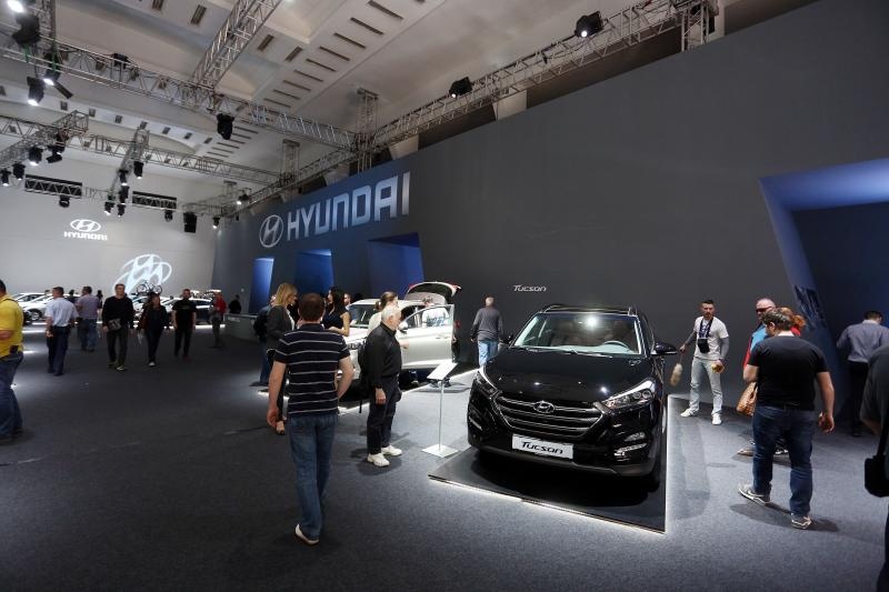 Posjetitelji razgledavaju modele automobila na Zagreb Auto Showu  koji se održava na zagrebačkom Velesajmu.  Photo: Borna Filić/PIXSELL