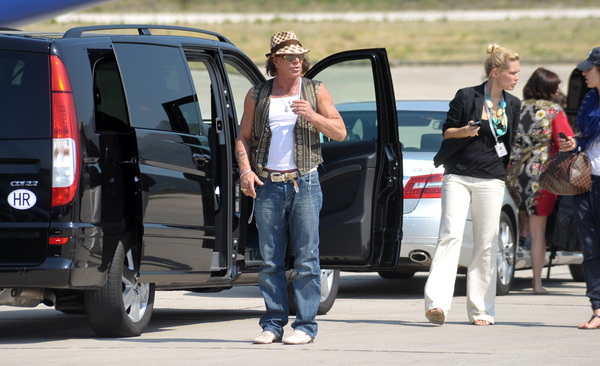 Dubrovnik, 210809.
Danas je u Dubrovnik s delegacijom Sarajevo Film Festivala stigao glumac Mickey Rourke, kao gost Dubrovnik Film Meetinga.
Docekale su ga predstavnice Jadranskih luksuznih hotela u cijim ce objektima i boraviti, a u Dubrovniku ce veceras