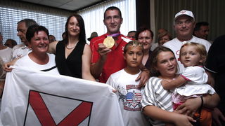 Zagreb, 070812. 
Zracna luka Zagreb ( Pleso ).
Povratak Hrvatske streljacke reprezentacije i Giovanni Cernogoraza sa Olimpijskih igara koji je u disciplini gadjanja glinenih golubova ( trap) osvojio zlatnu olimpijsku medalju.
Na slici: Giovanni Cernogoraz
