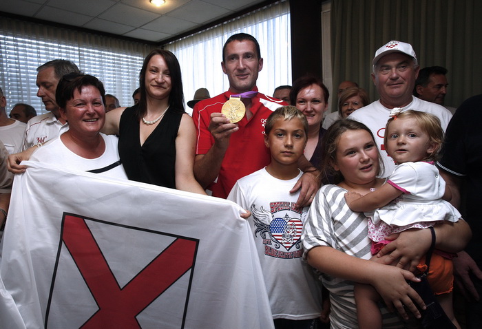 Zagreb, 070812. 
Zracna luka Zagreb ( Pleso ).
Povratak Hrvatske streljacke reprezentacije i Giovanni Cernogoraza sa Olimpijskih igara koji je u disciplini gadjanja glinenih golubova ( trap) osvojio zlatnu olimpijsku medalju.
Na slici: Giovanni Cernogoraz