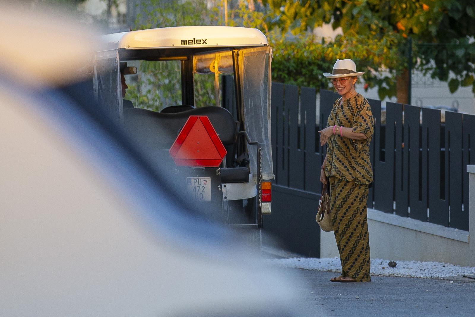 Kylie Minogue viđena kako u opuštenom izdanju izlazi iz luksuzne vile u Rovinju