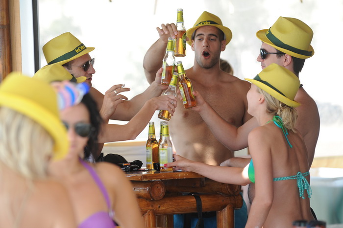 Zadar, 150712.
Hitch Bar.
Afterbeach pjena party.
Na fotografiji: detalj sa partya.
Foto: Luka Gerlanc / CROPIX