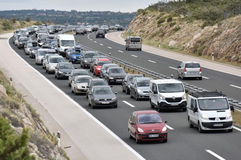 Zbog orkanske bure promet autocestom A1 odvija se otežano. Photo: Dino Stanin/PIXSELL