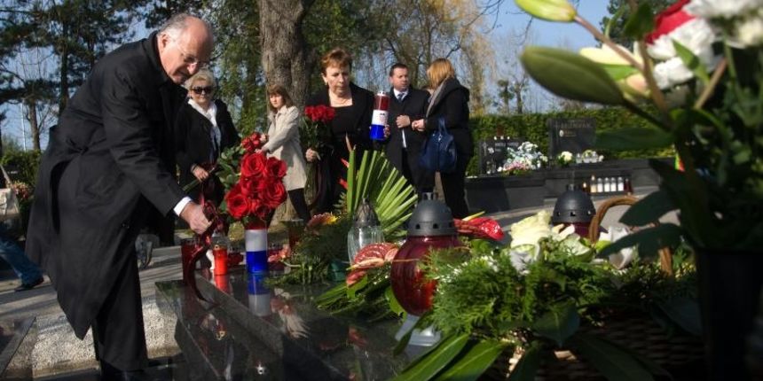 01.11.2014., Mirogoj, Zagreb – Predsjednik Hrvatskog sabora Josip Leko odao pocast svom prethodniku Borisu Spremu na blagdan Svih svetih. Photo: Daniel Kasap/PIXSELL 01.11.2014., Mirogoj, Zagreb – Predsjednik Hrvatskog sabora Josip Leko odao pocast svom prethodniku Borisu Spremu na blagdan Svih svetih. Photo: Daniel Kasap/PIXSELL