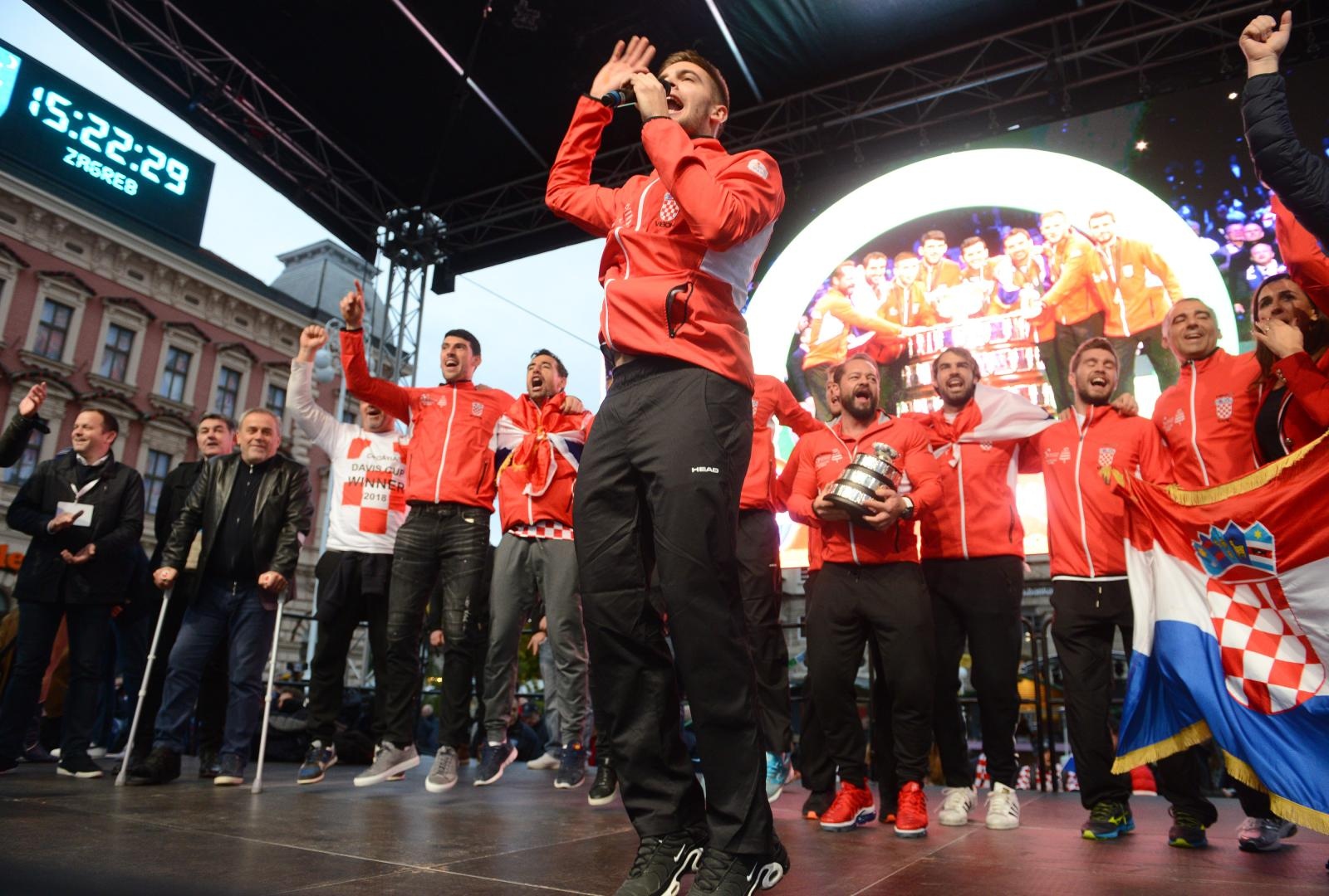 Zlatne tenisače na Trgu bana Josipa Jelačića dočekale tisuće navijača Zlatne tenisače na Trgu bana Josipa Jelačića dočekale tisuće navijača