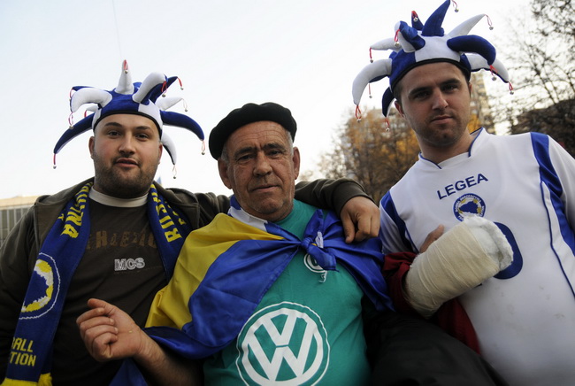 Zenica,181109.
Atmosfera uoci utakmice za odlazak na SP u nogometu izmedju Bosne i Hercegovine i Portugala. Navijaci Bosne i Hercegovine su spremni za navijanje.
Foto: Dado Ruvic / CROPIX