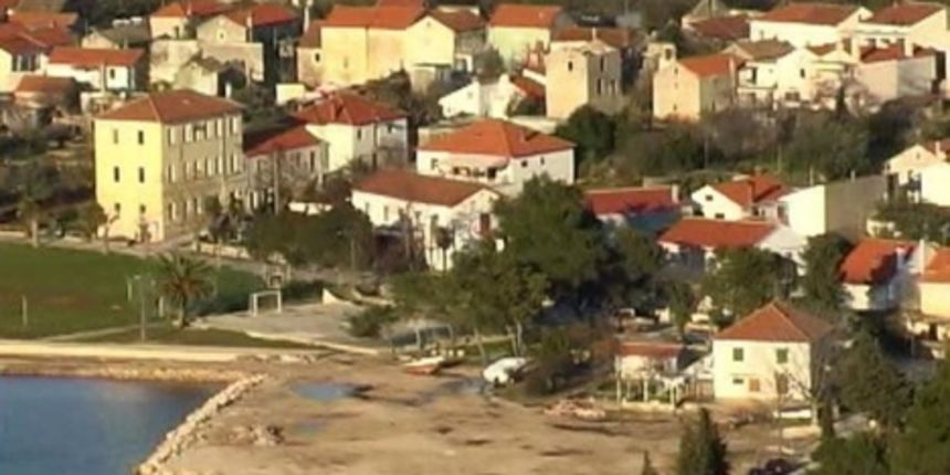 Nasip uvale u Sutomišćici čeka rješenje nakon odluke Ministarstva o uklanjanju /foto: Edvard ŠPRLJAN Nasip uvale u Sutomišćici čeka rješenje nakon odluke Ministarstva o uklanjanju /foto: Edvard ŠPRLJAN