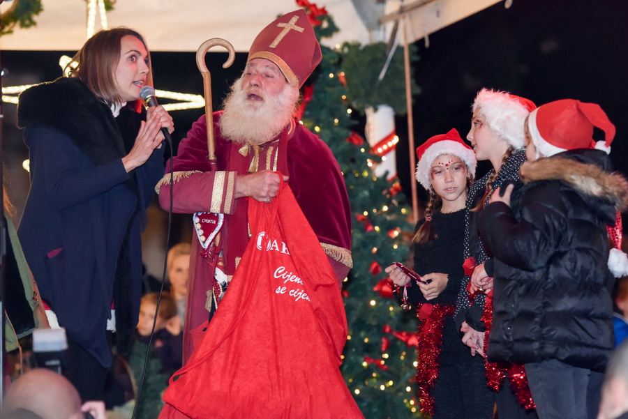 Advent u Zadru: Sveti Nikola razveselio najmlađe Zadrane Advent u Zadru: Sveti Nikola razveselio najmlađe Zadrane