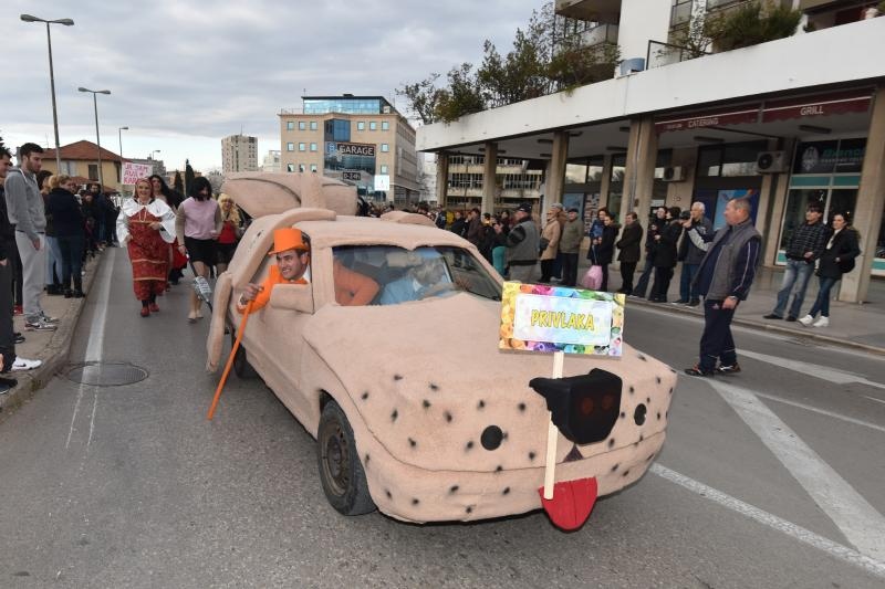 Karnevalska povorka okupila se na parkiralistu kod ‘Ljepotice’ a potom je krenula prema sredisnjem gradskom Trgu. Photo: Dino Stanin/PIXSELL