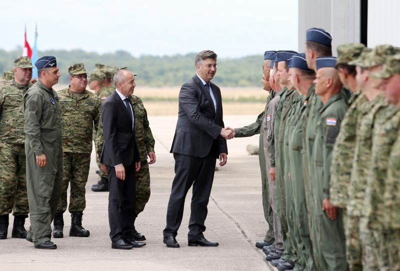 Plenković i Krstičević posjetili zračnu bazu Zemunik i protupožarnu eskadrilu Plenković i Krstičević posjetili zračnu bazu Zemunik i protupožarnu eskadrilu