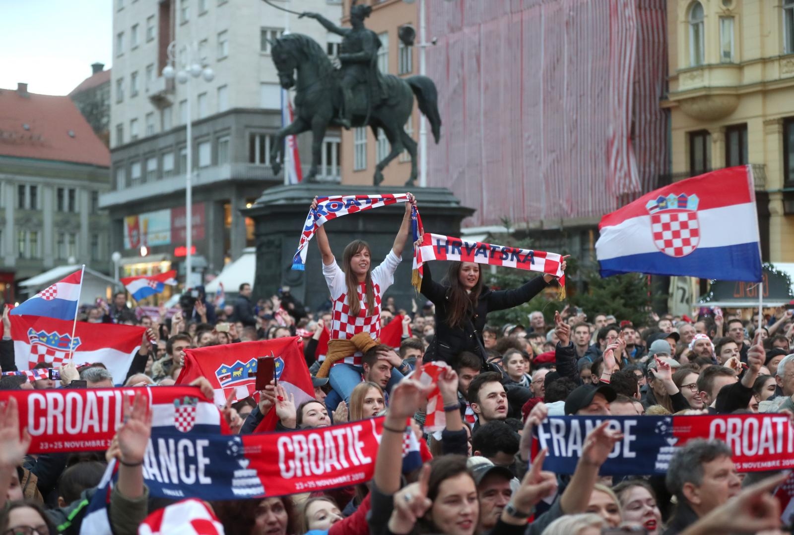 Zlatne tenisače na Trgu bana Josipa Jelačića dočekale tisuće navijača Zlatne tenisače na Trgu bana Josipa Jelačića dočekale tisuće navijača