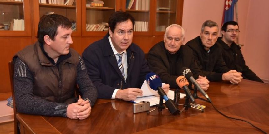 Bivsi radnici tvornice Sas Vektor odrzali su prosvjednu konferenciju za medije na kojoj je govorio predstavnik SSSH Vedran Uranija. Photo: Dino Stanin/PIXSELL Bivsi radnici tvornice Sas Vektor odrzali su prosvjednu konferenciju za medije na kojoj je govorio predstavnik SSSH Vedran Uranija. Photo: Dino Stanin/PIXSELL