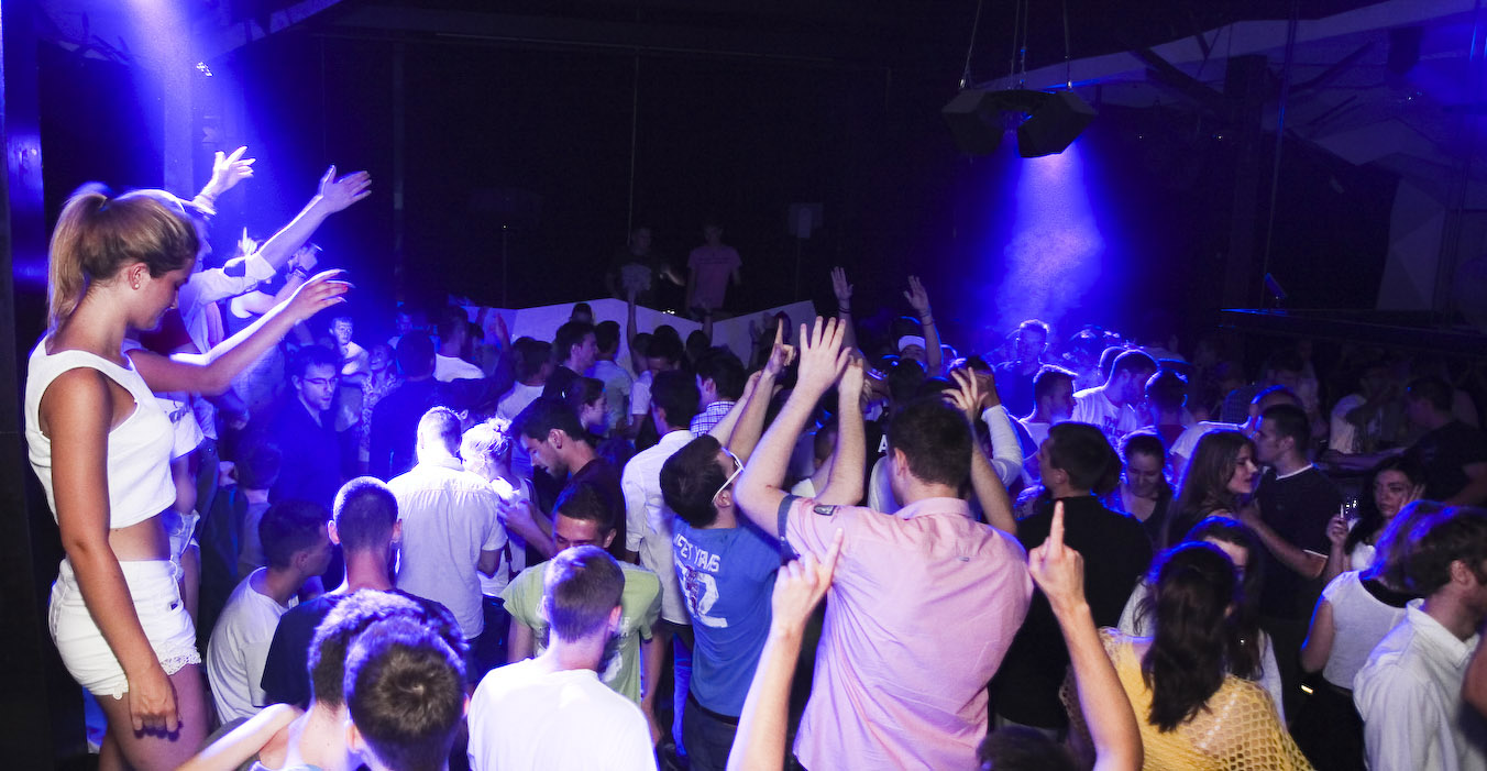 Zagreb, 28.06.2014. – A SADA PRAVAC: ZRCE – Na zatvaranju klupske sezone u punom Aquariusu (A2), Deejay Hrc (resident Zrce Spring Break festivala) dobru vibru ucinio je izvrsnom. Partijalo se do jutra uz najbolje iz EDM/commercial/trap/bass tvornice.