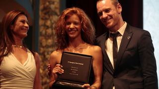 Sarajevo, 300711.
Angelina Jolie primila je pocasnu nagradu Srce Sarajeva kao specijalna gosca 17. Sarajevo Film Festivala.
Na slici: Glumac Michael Fassbender pozira sa rumunjskom glumicom Adom Adeescu, koja je dobila nagradu za najbolju glumicu.
Foto: D