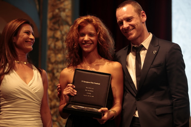 Sarajevo, 300711.
Angelina Jolie primila je pocasnu nagradu Srce Sarajeva kao specijalna gosca 17. Sarajevo Film Festivala.
Na slici: Glumac Michael Fassbender pozira sa rumunjskom glumicom Adom Adeescu, koja je dobila nagradu za najbolju glumicu.
Foto: D
