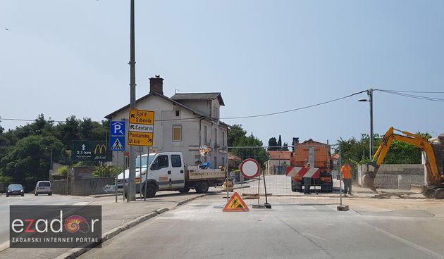 Raovi na križanju ulica Ivana Zajca i Ivan Meštrovića izvode djelatnici tvtrke Ceste Zadarske županije d.o.o.