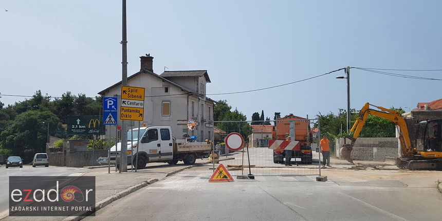 Raovi na križanju ulica Ivana Zajca i Ivan Meštrovića izvode djelatnici tvtrke Ceste Zadarske županije d.o.o.