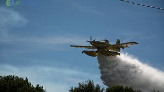 Zemaljske i zračne vatrogasne snage gase veliki šumski požar kod Crvene luke. Foto: Franjo Jurić/eBiograd Zemaljske i zračne vatrogasne snage gase veliki šumski požar kod Crvene luke. Foto: Franjo Jurić/eBiograd