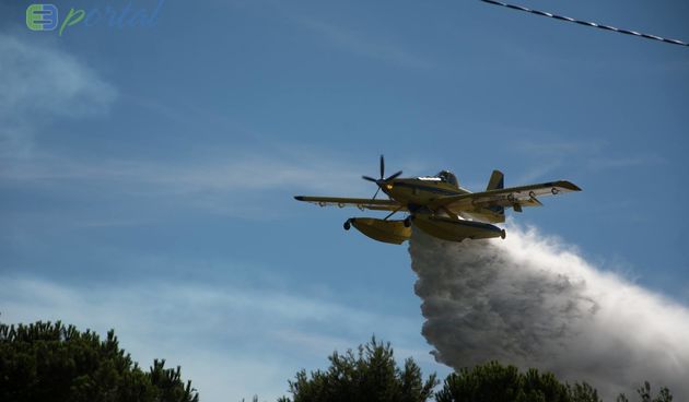 Zemaljske i zračne vatrogasne snage gase veliki šumski požar kod Crvene luke. Foto: Franjo Jurić/eBiograd