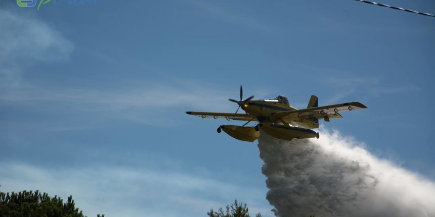 Zemaljske i zračne vatrogasne snage gase veliki šumski požar kod Crvene luke. Foto: Franjo Jurić/eBiograd