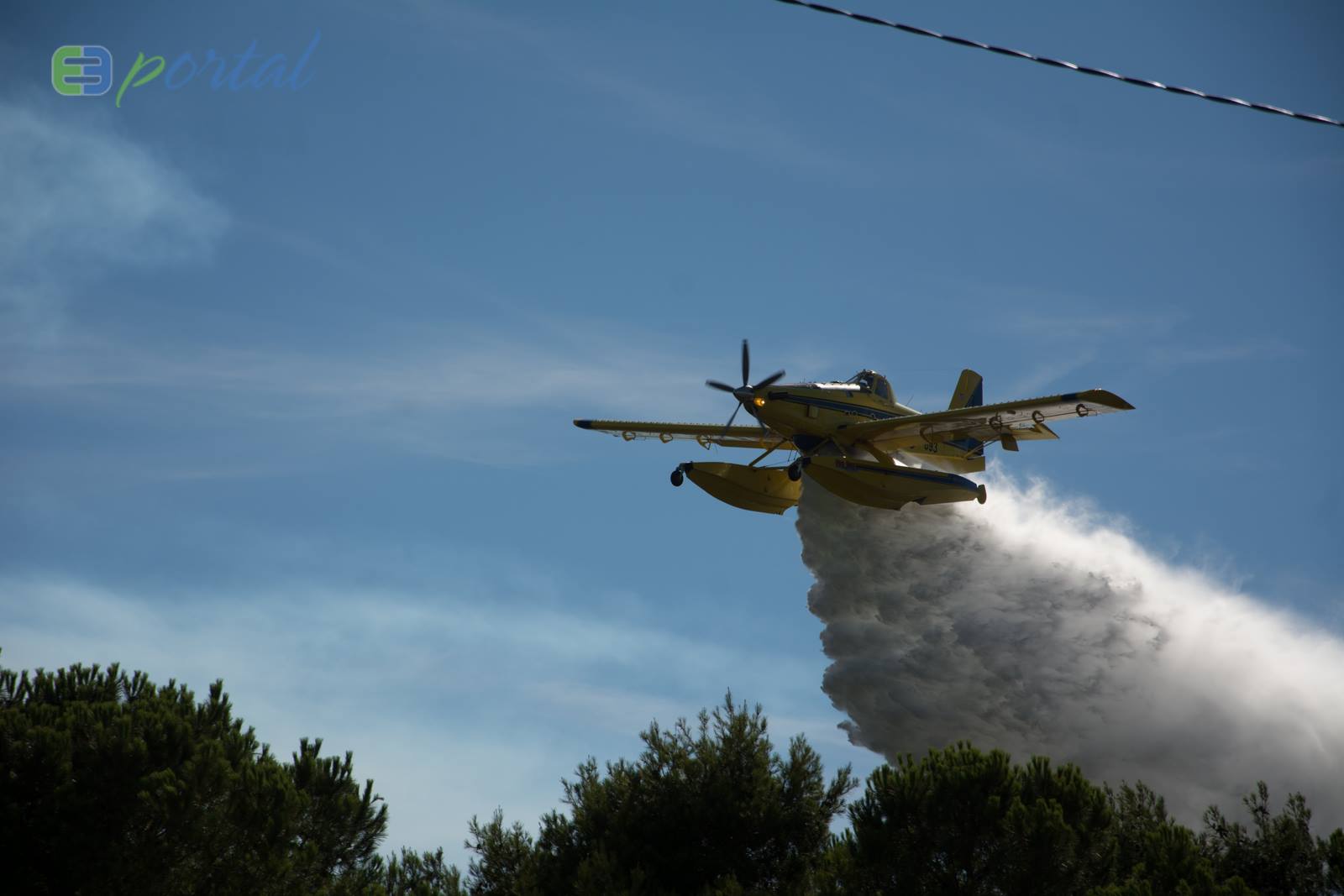 Zemaljske i zračne vatrogasne snage gase veliki šumski požar kod Crvene luke. Foto: Franjo Jurić/eBiograd Zemaljske i zračne vatrogasne snage gase veliki šumski požar kod Crvene luke. Foto: Franjo Jurić/eBiograd