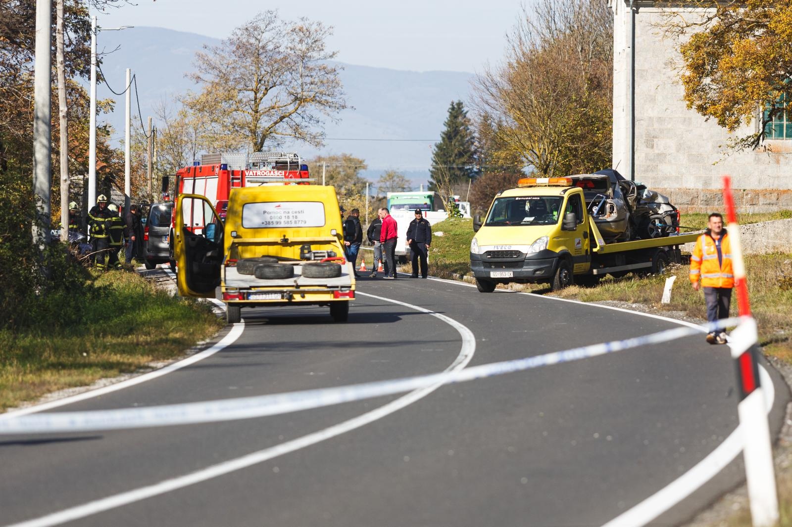 Jošani: Tri osobe poginule u frontalnom sudaru između dva automobila Jošani: Tri osobe poginule u frontalnom sudaru između dva automobila