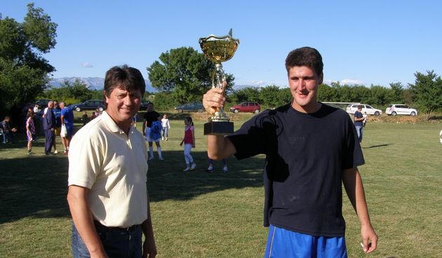 Brisevo: Nacelnik Loncar predaje pehar pobjedniku, Foto: Josip Prskalo