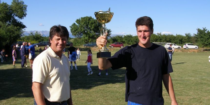 Brisevo: Nacelnik Loncar predaje pehar pobjedniku, Foto: Josip Prskalo Brisevo: Nacelnik Loncar predaje pehar pobjedniku, Foto: Josip Prskalo