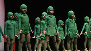 “Karnevalski vremeplov” plesne udruge “Gesta” (foto:Saša Čuka) “Karnevalski vremeplov” plesne udruge “Gesta” (foto:Saša Čuka)