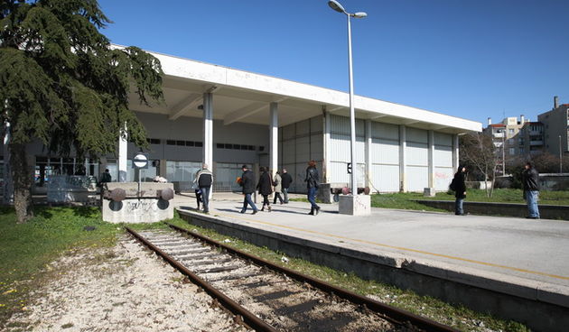 Zadar, 280213. 
Zeljeznicki kolodvor. Na zadarskom zeljeznickom kolodvoru HNS je organizirao press konferenciju za novinare na temu Zadar treba tvornicu kulture. 
Foto: Jure Miskovic / CROPIX
