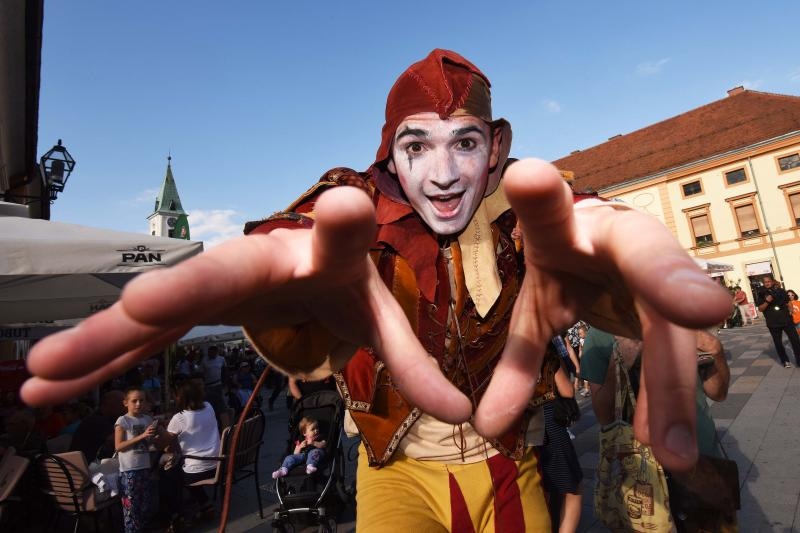 Šesti dan Špancirfesta, nastup uličnih performera Jesters Šesti dan Špancirfesta, nastup uličnih performera Jesters