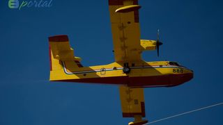 Zemaljske i zračne vatrogasne snage gase veliki šumski požar kod Crvene luke. Foto: Franjo Jurić/eBiograd Zemaljske i zračne vatrogasne snage gase veliki šumski požar kod Crvene luke. Foto: Franjo Jurić/eBiograd