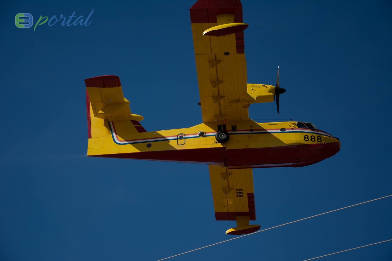 Zemaljske i zračne vatrogasne snage gase veliki šumski požar kod Crvene luke. Foto: Franjo Jurić/eBiograd Zemaljske i zračne vatrogasne snage gase veliki šumski požar kod Crvene luke. Foto: Franjo Jurić/eBiograd