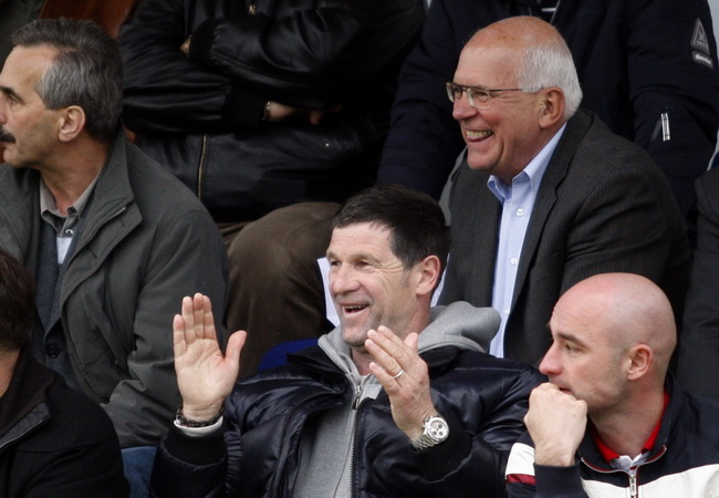 Zadar, 200310
Nogometna utakmica  T Com 1.HNL NK Zadar – NK Medjimurje. Stadion Stanovi u Zadru. 
Gradonacelnik Zadra Zvonimir Vrancic i vanjski suradnik NK Zadra Reno Sinovcic.
Foto: Jure Miskovic / CROPIX
