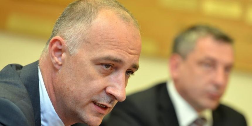 Ministar gospodarstva Ivan Vrdoljak i zupan Predrag Stromar potpisali su ugovor o dodjeli potpora iz Jamstvenog fonda za preradjivacku industriju i inovacije u preradjivackoj industriji za 2014. godinu. Photo: Marko Jurinec/PIXSELL Ministar gospodarstva Ivan Vrdoljak i zupan Predrag Stromar potpisali su ugovor o dodjeli potpora iz Jamstvenog fonda za preradjivacku industriju i inovacije u preradjivackoj industriji za 2014. godinu. Photo: Marko Jurinec/PIXSELL