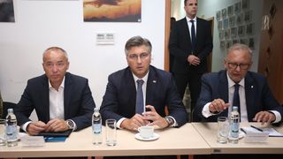 Plenković posjetio Centar za koordinaciju, vođenje i gašenje požara na priobalju Plenković posjetio Centar za koordinaciju, vođenje i gašenje požara na priobalju