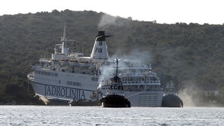 Kornati, Otok Sit, 261009 .
Putnicki brod Marko Polo nasukao se prekjucer unutar otoka Sita na sjeverozapadnoj strani. 
Marko Polo je provom zaorao barem desetak metara u kopno, srusio morske stijene i raslinje, probio zid ograde obitelji Kovacev i zausta