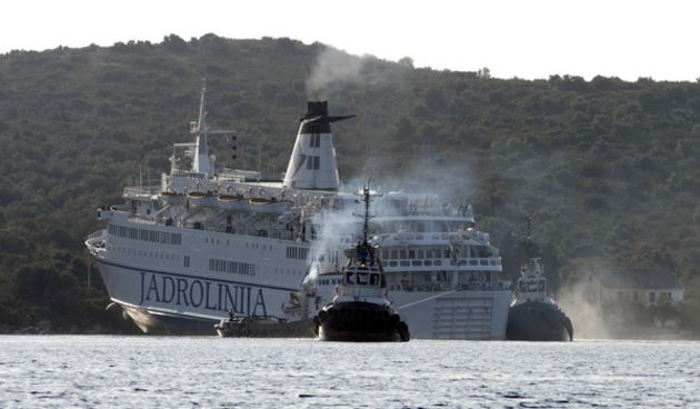 Kornati, Otok Sit, 261009 .
Putnicki brod Marko Polo nasukao se prekjucer unutar otoka Sita na sjeverozapadnoj strani. 
Marko Polo je provom zaorao barem desetak metara u kopno, srusio morske stijene i raslinje, probio zid ograde obitelji Kovacev i zausta