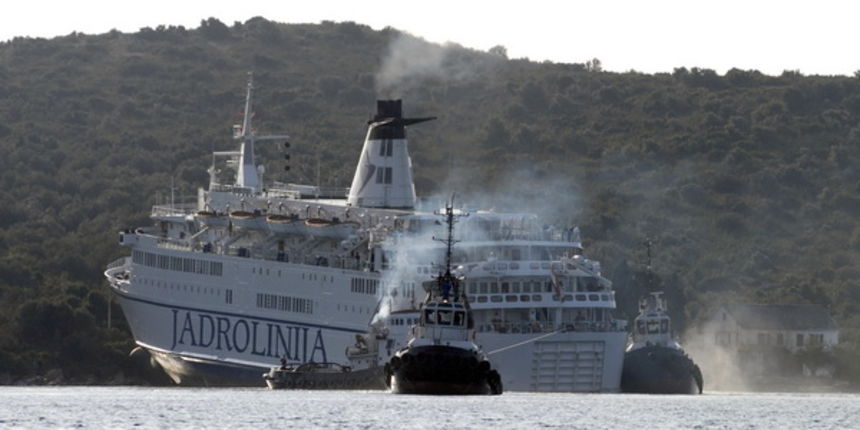 Kornati, Otok Sit, 261009 .
Putnicki brod Marko Polo nasukao se prekjucer unutar otoka Sita na sjeverozapadnoj strani.
Marko Polo je provom zaorao barem desetak metara u kopno, srusio morske stijene i raslinje, probio zid ograde obitelji Kovacev i zausta Kornati, Otok Sit, 261009 .
Putnicki brod Marko Polo nasukao se prekjucer unutar otoka Sita na sjeverozapadnoj strani.
Marko Polo je provom zaorao barem desetak metara u kopno, srusio morske stijene i raslinje, probio zid ograde obitelji Kovacev i zausta