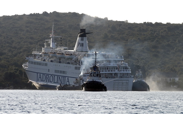 Kornati, Otok Sit, 261009 .
Putnicki brod Marko Polo nasukao se prekjucer unutar otoka Sita na sjeverozapadnoj strani. 
Marko Polo je provom zaorao barem desetak metara u kopno, srusio morske stijene i raslinje, probio zid ograde obitelji Kovacev i zausta