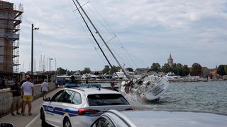 Nasukana jedrilica na Trpimirovoj obali Nasukana jedrilica na Trpimirovoj obali