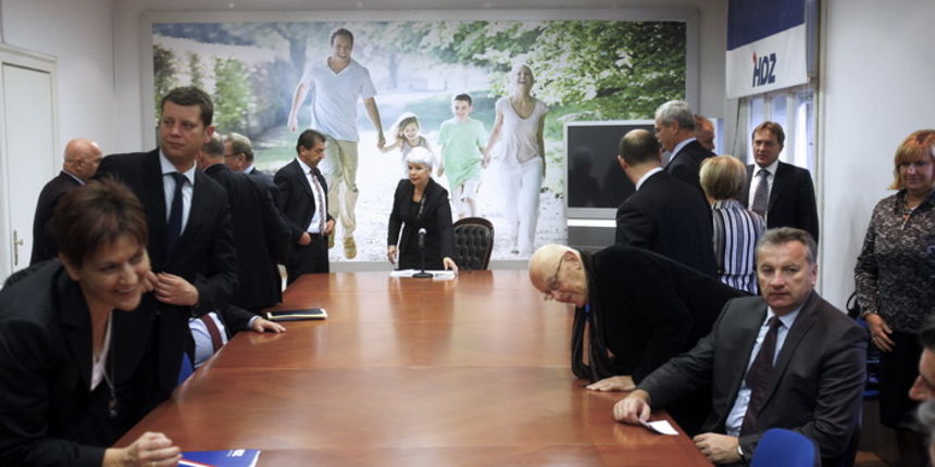 Zagreb, 271011.
Trg Hrvatskih Velikana, sjediste HDZ-a.
Press konferencija HDZ-a u vezi Uskokove prijave. 
Na slici: premijerka Jadranka Kosor i ministri.
Foto: Goran Mehkek / CROPIX